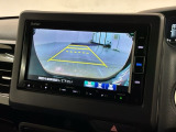 リバースギアに入れるだけで後方の表示へ切り替わります。夜間や雨の日の駐車も楽になりますよ。