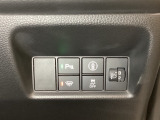 ハンドルの右側にはヘットライトリベライザーとHondaセンシング用のメインスイッチがついています。ヘッドライトリベライザーは道路状況や積荷の加重に応じてライトの高さを調節できます。