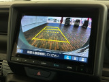 リバースギアに入れるだけで後方の表示へ切り替わります。夜間や雨の日の駐車も楽になりますよ。