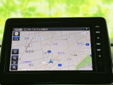 鮮明なディスプレイが、目的地までの道順をわかりやすく表示。高精細な地図データで、スムーズなドライブをサポートします。お出かけがさらに楽しくなりますね。