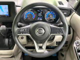インテリアに合わせたデザインのステアリングは、運転される方のことも考え、運転しやすい形状、大きさです。是非一度、実際に触ってお確かめください。