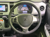 インテリアに合わせたデザインのステアリングは、運転される方のことも考え、運転しやすい形状、大きさです。是非一度、実際に触ってお確かめください。
