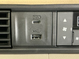 USBチャージャー搭載。スマートフォンなどの充電にとっても便利です。