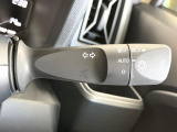 【オートライト】周りの明るさに応じて自動でヘッドライトの点灯・消灯ができる機能です!ライトの付け忘れ・消し忘れなどが無くなり、雨の日や夕方の走行も安心!トンネル通過時も便利ですね