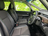 運転席からの視界は広く、運転操作もスムーズに行えます。快適なドライビングをサポートする、機能的な空間です。