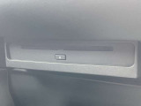 【DVDデッキ】オプション装備となるDVDデッキ搭載!グローブボックス内に装備しております。