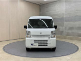 お車購入のポイントとなるフロントマスクです!シャープな目つきが印象的なデザインのヘッドランプです。