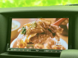 停車中には、地上デジタル放送を楽しめるTV機能。長距離移動のお供に最適です。休憩時間などに番組を視聴してリフレッシュできます。