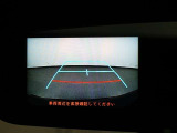 バックモニターで、後方を確認しながら安心して駐車することができます。モニターはルームミラーに内蔵されております。
