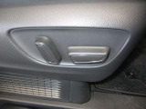 パワーシート搭載。微妙な調整が手軽にでき、ピッタリのポジションで運転することが可能です。