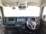 運転席は、大きな座面と包み込むような背もたれがドライバーの身体全体をしっかり支えます。上質なシート素材と座り心地のよいクッションを採用し、長時間の運転やコーナーの多い道も快適です