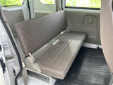 後部座席は、広々とした居住空間を確保。ゆったりとくつろげるので、長距離移動も快適です。家族や友人とのお出かけに最適です。