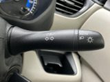 操作しやすい位置に配置されたウインカーレバー。スムーズな操作で、安全な車線変更や右左折をサポートします。