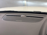 【harman kardon】ハーマンカードンのHi-Fiスペシャリストと共に、モデル別に開発・設計された専用チューニングが臨場感溢れる音響空間を実現しています。