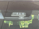 【三菱e-Assist】走行中に前方の車両等を認識し、衝突しそうな時は警報とブレーキで衝突回避と被害軽減をアシスト。より安全にドライブをお楽しみいただけます。