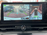 アラウンドビューモニターです。4つのカメラからの映像を合成・処理することで空から見下ろすような視点で周囲を確認でき、駐車時のクルマの位置確認がスムーズになります。