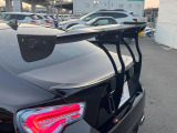 【レボリューションGTウイング】スポーツカーらしさがグッと引き立つ大型リヤスポイラーを装着♪高速走行時のスタビリティ(走行安定性)向上に役立ちます。