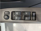 パワーウィンドウのスイッチですよ。 運転席に居ながら窓を開け閉めのコントロールできますよ。 ロック機能で、子供がイタズラして窓を開けるという事も無くなりますよ。