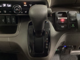 CVT車のセレクトレバーです。低速から高速まで、変速ショックのないスムーズな走りを実現するとともに、エンジン効率のよい領域を維持することで燃費にも貢献します。
