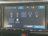 ラジオやCD、Bluetoothなど、多彩なソースに対応。お好みの音楽をクリアな音質で楽しめます。ドライブ中のエンターテイメントを充実させてくれます。