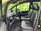 運転席からの視界は良好です。広々とした室内空間は、運転をより快適にしてくれます。