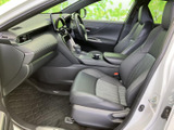 運転席からの視界は広く、運転操作もスムーズに行えます。機能的な配置で、快適なドライブをサポートします。