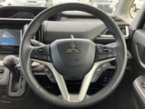 握りやすいステアリングは、運転操作をスムーズにします。ハンドルの操作性も高く、快適なドライビングを実現します。操作しやすい位置に配置されています。