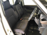 運転席の座面高さを調整できるシートリフターが付いています。フロントシートはベンチシートを採用で、座面も広く使い勝手もいいですよ♪