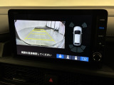 リバースギアに入れるだけで後方の表示へ切り替わります。夜間や雨の日の駐車も楽になりますよ。