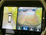 後方視界をサポートするモニターで、駐車時の安全性を高めます。狭い場所でも安心して車を操作できます。