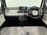 【インパネ】運転のしやすさを最優先に設計された見晴らしの良いフロントビュー。車両間隔が掴みやすく狭い道でも安心♪「安全」と「品質」を最優先に、安心してお乗りいただけるクルマを提供いたします。