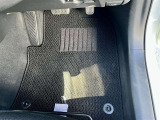 運転席側のフロアマットです。目立った汚れやほつれ等はございません。