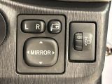 【電動格納ミラー】サイドミラーは電動格納式となっており、狭い駐車場でもキズがつくリスクを抑えられます。