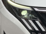 【LEDヘッドランプ】鮮やかな白色光で、クリアな視界を確保するLEDヘッドランプ装備