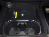 運転席からも助手席からも使いやすい位置にドリンクホルダーとマホ充電に対応したUSB-C端子を装備しています