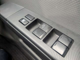 運転席アームレスト部に配置されたパワーウインドウスイッチ。窓の開閉が手元でストレスなく操作可能で、日常の換気や有料道路の手渡し作業時にも重宝します。