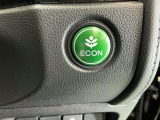 【eコンスイッチ】低燃費運転をサポートするECONモード。スイッチをONすると、エンジンやトランスミッション、A/Cなどを協調制御し、燃費の向上に貢献。エコドライブの効果を高めます。