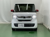 LEDヘッドライトを装備しています。LEDヘッドライトはとても明るく、雨の日や夜間走行も安全・安心です。オートライトコントロール付きで周囲の明るさに応じて自動で点灯・消灯します
