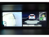 後退時に壁や障害物に衝突するおそれがあるとシステムが判断した場合、表示とブザーで知らせ、必要に応じて衝突を回避、または被害の軽減をします。