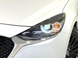 【LEDヘッドライト】悪天候や夜間走行時も良好な視界を確保し安心して運転できる高輝度LEDヘッドライトを装備!点灯速度が早く、消費電力も抑えられています。