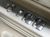 【電動格納ミラー】サイドミラーは電動格納式となっており、狭い駐車場でもキズがつくリスクを抑えられます。