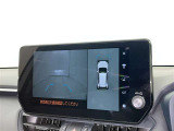 パノラミックビューモニターを装備。駐車場や交差点でクルマを真上から見るように周囲を確認できます。機能の詳細は販売店スタッフまでおたずねください。