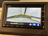 リバースギアに入れるだけで後方の表示へ切り替わります。夜間や雨の日の駐車も楽になりますよ。