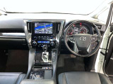 運転席周りのレイアウトをご覧ください。ナビゲーションが綺麗に装着されスッキリ収まってますね!操作スイッチも手が届きやすくわかりやすいです!