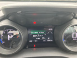 視認性に優れたメータークラスターで、運転に必要な情報を的確に把握できます。デジタル表示で、様々な情報を確認しやすい工夫が凝らされています。
