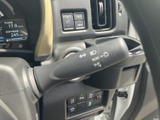 操作しやすい位置に配置されたレバーで、スムーズな車線変更をサポートします。直感的な操作感で、安全運転をサポートする頼もしい相棒です。