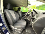 運転席まわりには十分なスペースがあり、大柄な方でもゆったり運転していただける環境です。