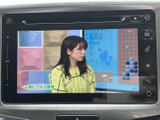 停車中にテレビやDVDの視聴が可能。長距離移動も退屈することなく、快適に過ごせます。後部座席の方も楽しめますね。