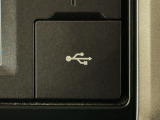 【USBポート】USBポートも装備されています♪スマートフォンのオーディオに連携も可能です。今や欠かせない装備の一つです!