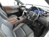 高級感のある美しいインテリアデザインの運転席です。